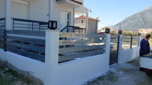 Property grounds - Seaside 2 level Maisonette 130sqm , 15' Macynia (Macynia)