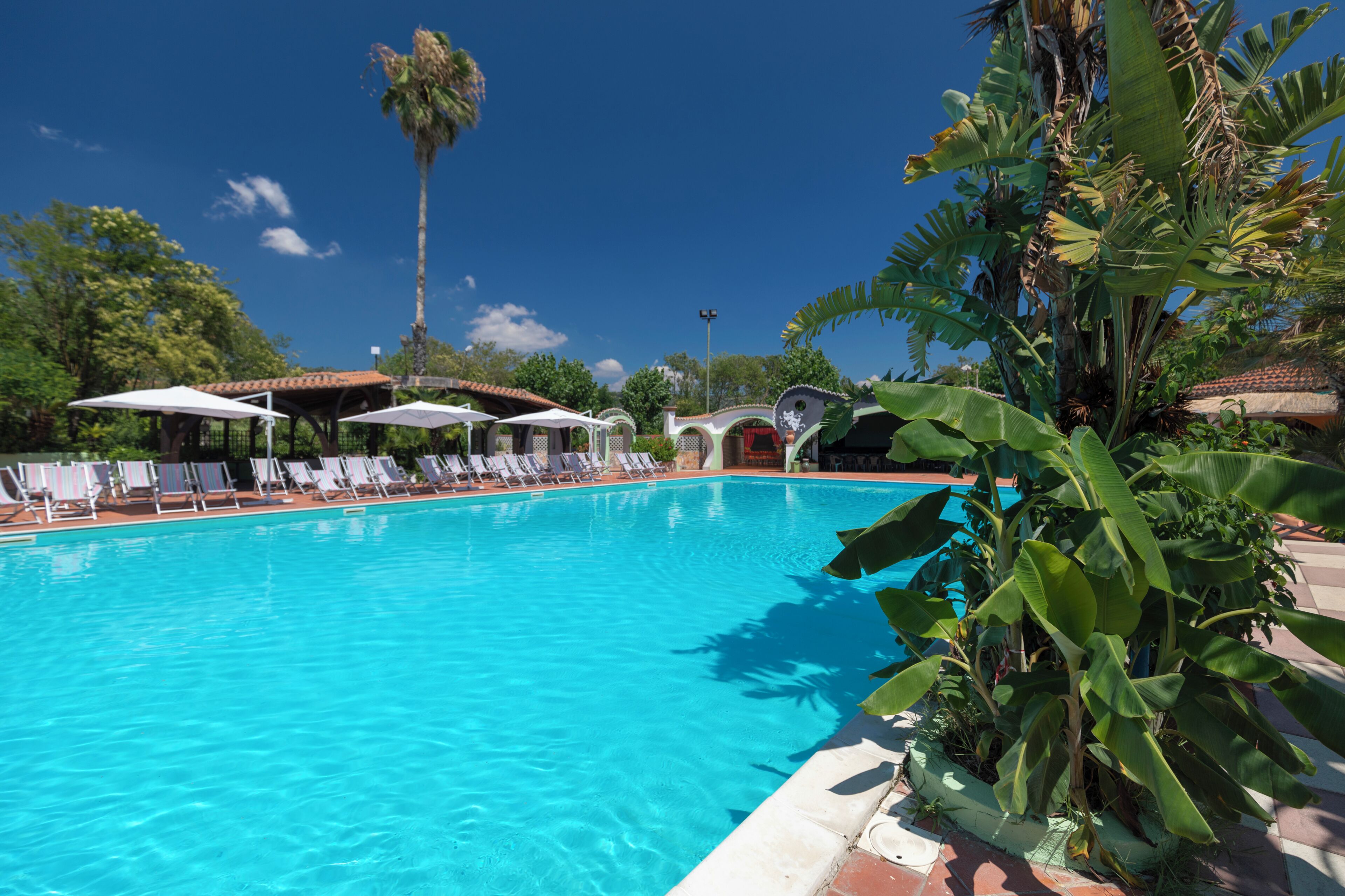 Piscina externa sazonal, funciona das 9h às 18h30, espreguiçadeiras