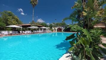 Piscina externa sazonal, funciona das 9h às 18h30, espreguiçadeiras