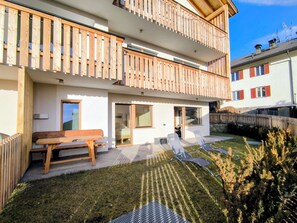 Outdoor dining - Vrbo Property (Lajen)