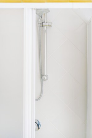 Douche, sèche-cheveux, bidet, serviettes fournies