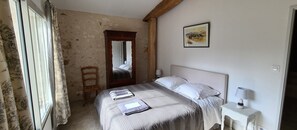 Iron/ironing board, WiFi, bed sheets - Country House “Château De La Beauze Annex” with Private Pool, Terrace, and Wi-Fi (Les Lèves-et-Thoumeyragues)