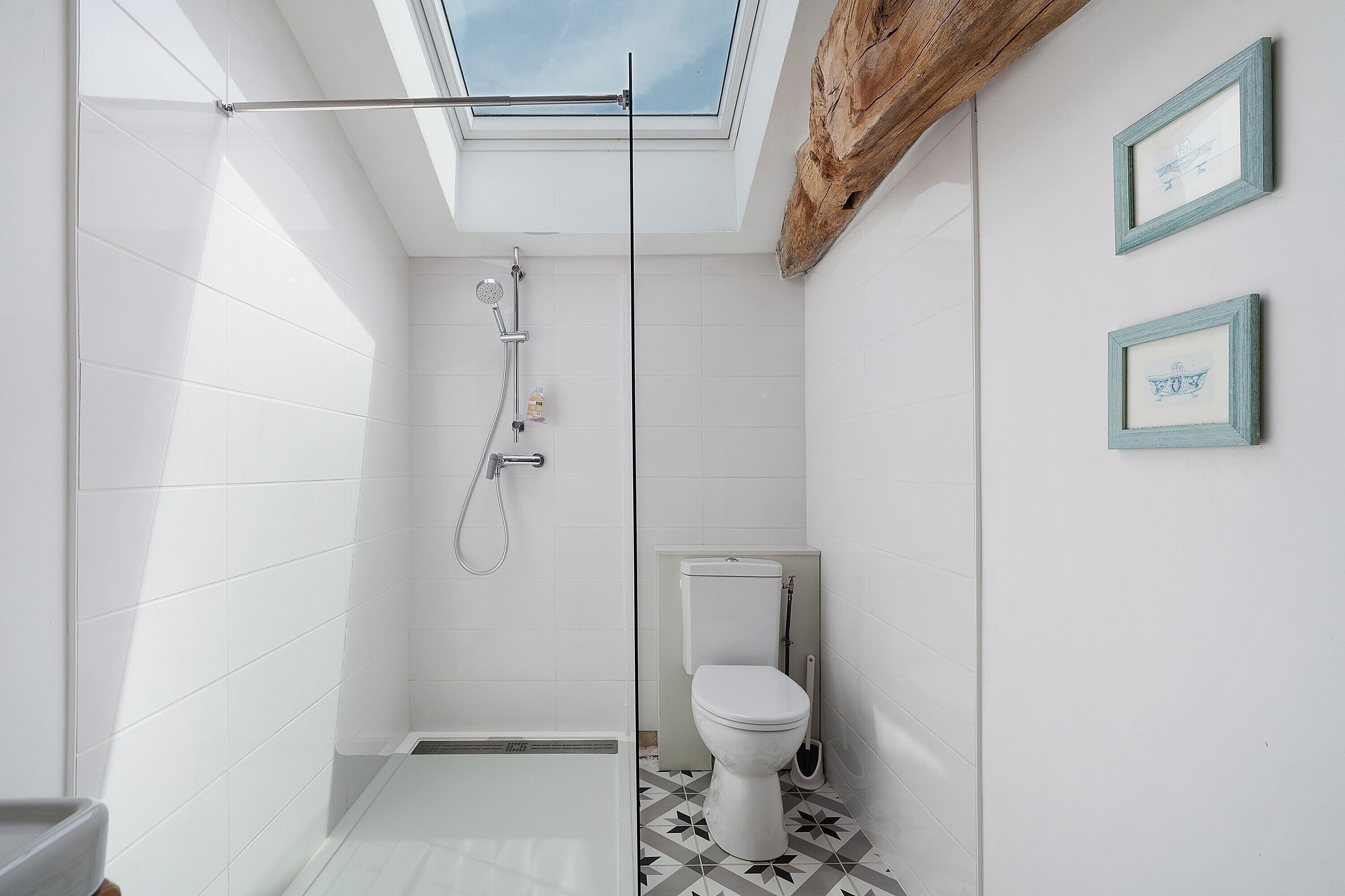 Een douche, een haardroger, handdoeken