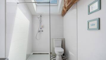 Een douche, een haardroger, handdoeken