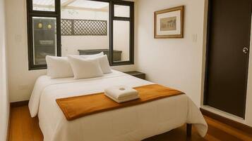 5 bedrooms, iron/ironing board, WiFi, bed sheets