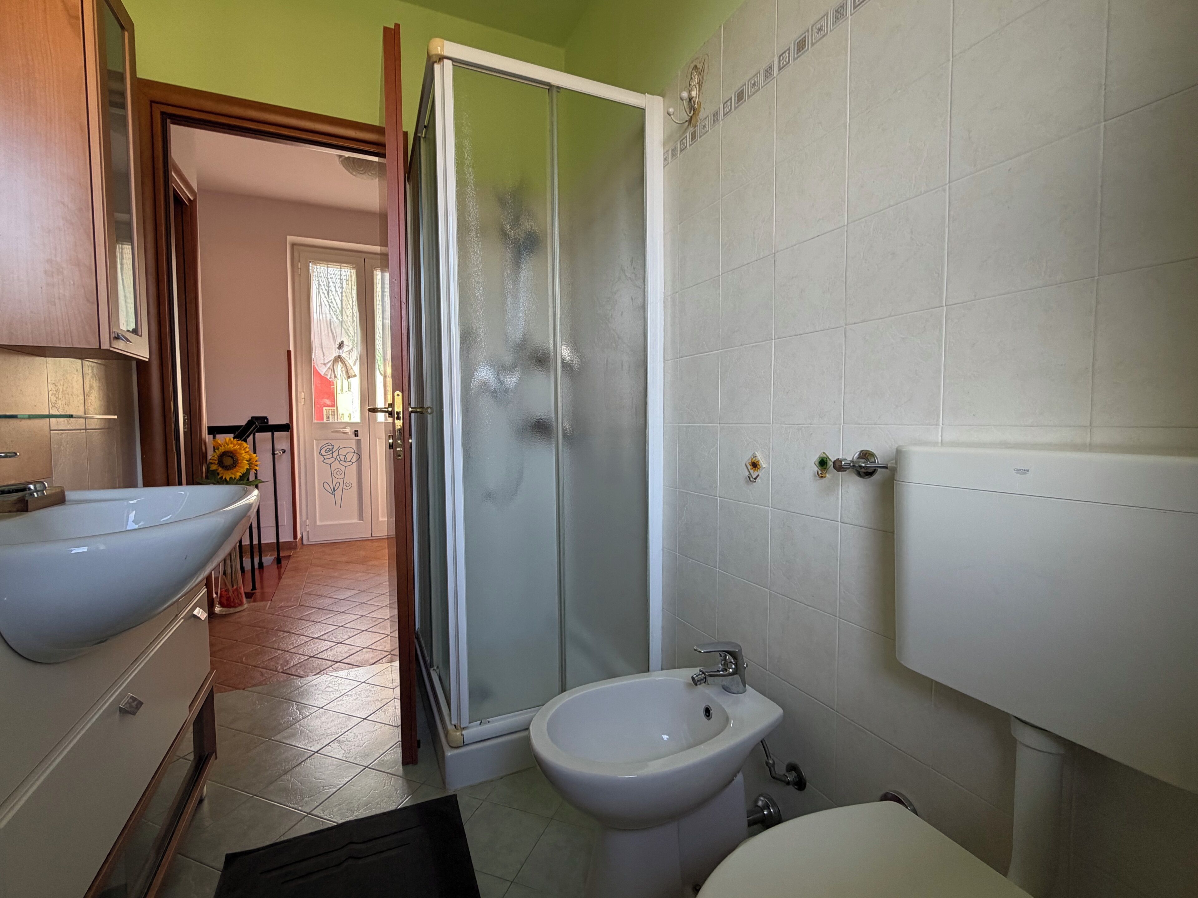 Un baño con ducha, lavamanos e inodoro.