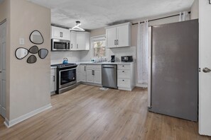 Fridge, microwave, oven, stovetop - 9mi to Dwntwn Atlanta/2 mi to Fulton Airport (Atlanta)