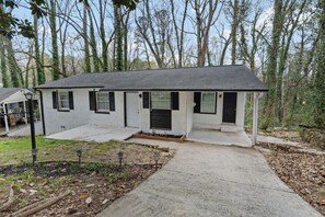 Exterior - 9mi to Dwntwn Atlanta/2 mi to Fulton Airport (Atlanta)