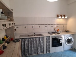 Een koelkast, een oven, een kookplaat, een kinderstoel