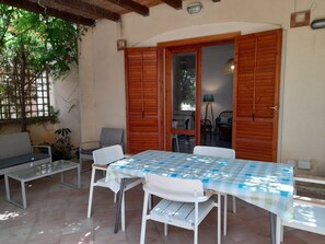 Outdoor dining - Villetta Glicine with Private Terrace, Garden and Air Conditioning in San Vito Lo Capo (San Vito Lo Capo)