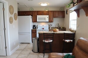Microwave, oven, stovetop - Serene 1-bedroom apartment in Tampa (Tampa)