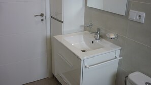 Bathroom - Apartment 'Unforgettable Rental in A Beautiful' with Balcony, Wi-Fi and Air Conditioning (Macisvenda)