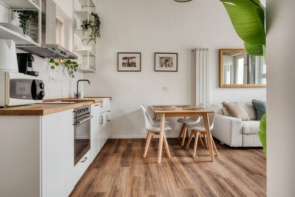 Fridge, microwave, dishwasher, electric kettle - Courtyard House Rho Fiera Milano welcomes you to a warm and relaxing environment, perfect for a break after a busy day.Located just minutes from Fiera Milano Rho and well connected to the city center, it offers well-kept and functional spaces, an equippe (Rho)