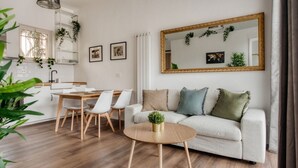 Una sala moderna con sofá, mesa de centro y comedor.