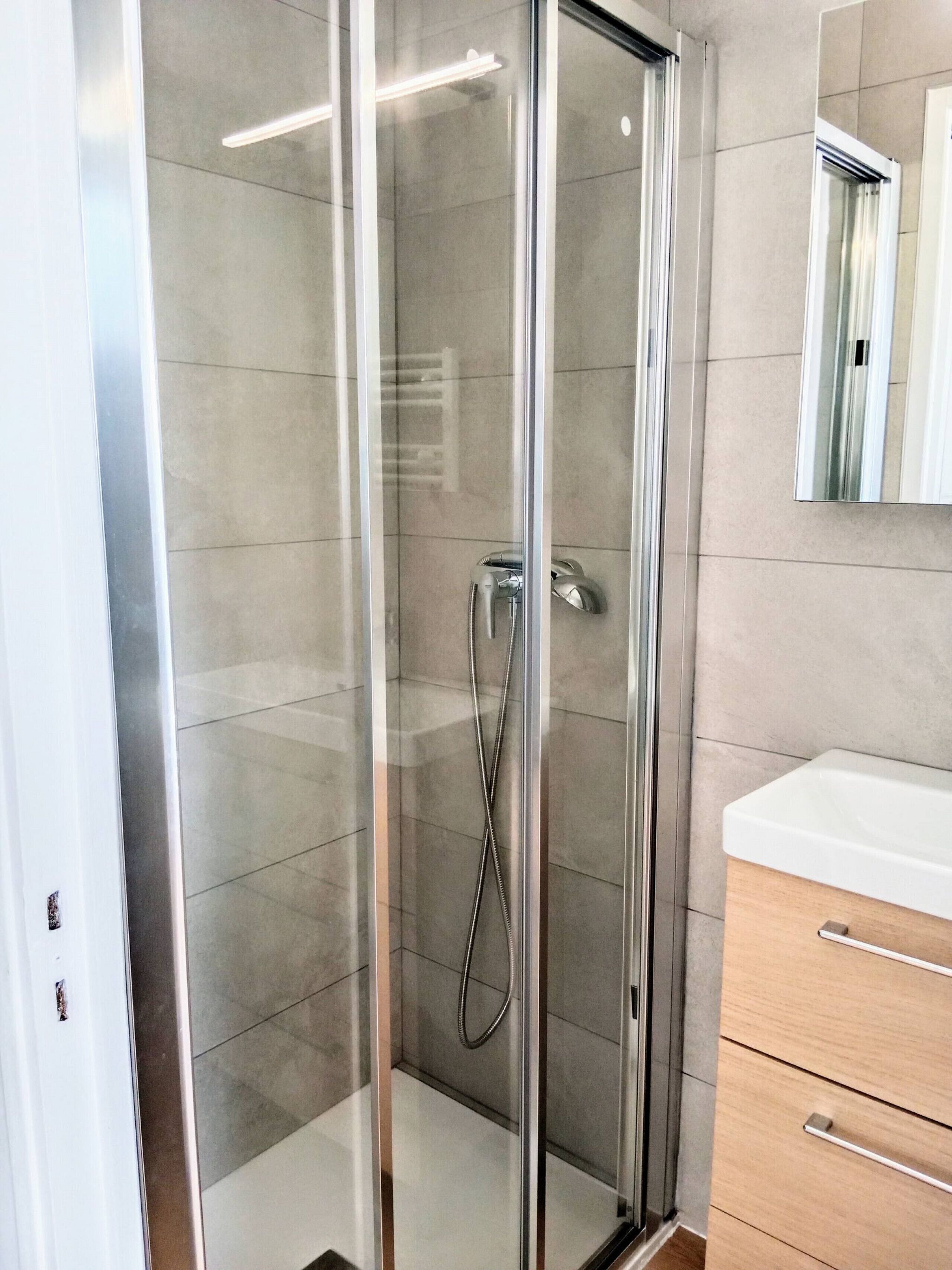 Een douche, een haardroger, handdoeken