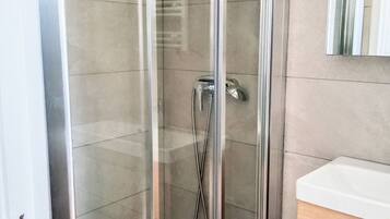 Een douche, een haardroger, handdoeken