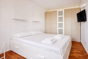 Room - Elegant two-room apartment in Milan located on the 2° floor with elevator for 4 guests, with double bedroom, living room with sofa bed and fully equipped kitchen. Large furnished balcony with city views. The modern palace offers a swimming pool, gym and (Milan)