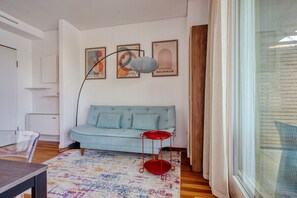 Living area - Elegant two-room apartment in Milan located on the 2° floor with elevator for 4 guests, with double bedroom, living room with sofa bed and fully equipped kitchen. Large furnished balcony with city views. The modern palace offers a swimming pool, gym and (Milan)