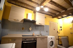 Private kitchen - Cozy suite in the heart of Perugia, perfect for 2 guests.Elegant room, comfortable living room and kitchen equipped to feel right at home.The unique detail? The natural stone walls, which give charm and character to the environment.Bright and well-kept,  (Perugia)