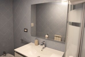 Bathroom - Cozy suite in the heart of Perugia, perfect for 2 guests.Elegant room, comfortable living room and kitchen equipped to feel right at home.The unique detail? The natural stone walls, which give charm and character to the environment.Bright and well-kept,  (Perugia)