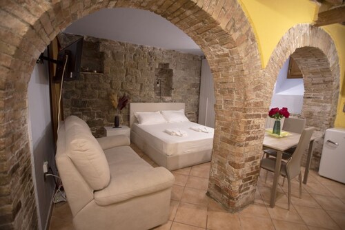 Cozy suite in the heart of Perugia, perfect for 2 guests.Elegant room, comfortable living room and kitchen equipped to feel right at home.The unique detail? The natural stone walls, which give charm and character to the environment.Bright and well-kept, 