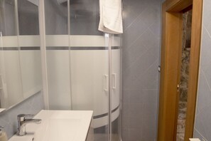 Bathroom - Cozy suite in the heart of Perugia, perfect for 2 guests.Elegant room, comfortable living room and kitchen equipped to feel right at home.The unique detail? The natural stone walls, which give charm and character to the environment.Bright and well-kept,  (Perugia)