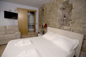 1 bedroom, free WiFi, bed sheets - Cozy suite in the heart of Perugia, perfect for 2 guests.Elegant room, comfortable living room and kitchen equipped to feel right at home.The unique detail? The natural stone walls, which give charm and character to the environment.Bright and well-kept,  (Perugia)