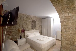 1 bedroom, free WiFi, bed sheets - Cozy suite in the heart of Perugia, perfect for 2 guests.Elegant room, comfortable living room and kitchen equipped to feel right at home.The unique detail? The natural stone walls, which give charm and character to the environment.Bright and well-kept,  (Perugia)