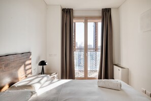 1 chambre, fer et planche à repasser