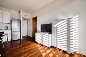 Interior - Elegant two-room apartment in Milan on the 5° floor with elevator for 4 guests, with double bedroom, living room with sofa bed and fully equipped kitchen. Large furnished balcony with city views. The modern palace offers a swimming pool, gym and hot tub (Milan)