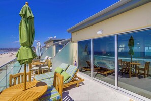 Outdoor dining - Oceanfront Luxury Condo in Mission Beach (San Diego)