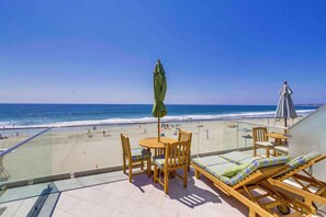 Outdoor dining - Oceanfront Luxury Condo in Mission Beach (San Diego)