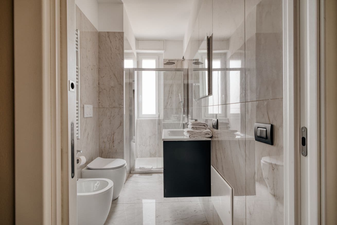 Douche, sèche-cheveux, bidet, serviettes fournies