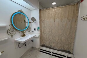 Shower, hair dryer, soap - Disney Princess & Heroes - Near Parks & Accessible (Orlando)