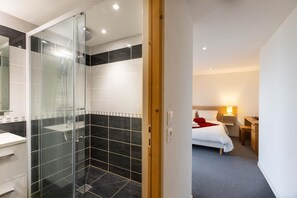 Apartment | Bathroom - Chalet in Paradiski With Spa & Valley Views (Peisey-Nancroix)