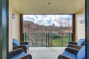 Interior - 🏔 Baskins Creek 502 - Cozy Condo Steps from Downtown | Private Balcony🏔 (Gatlinburg)