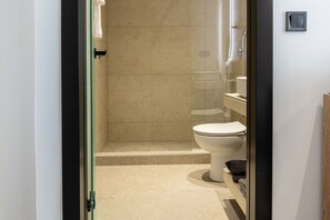 Deluxe Double Room, Balcony | Bathroom
