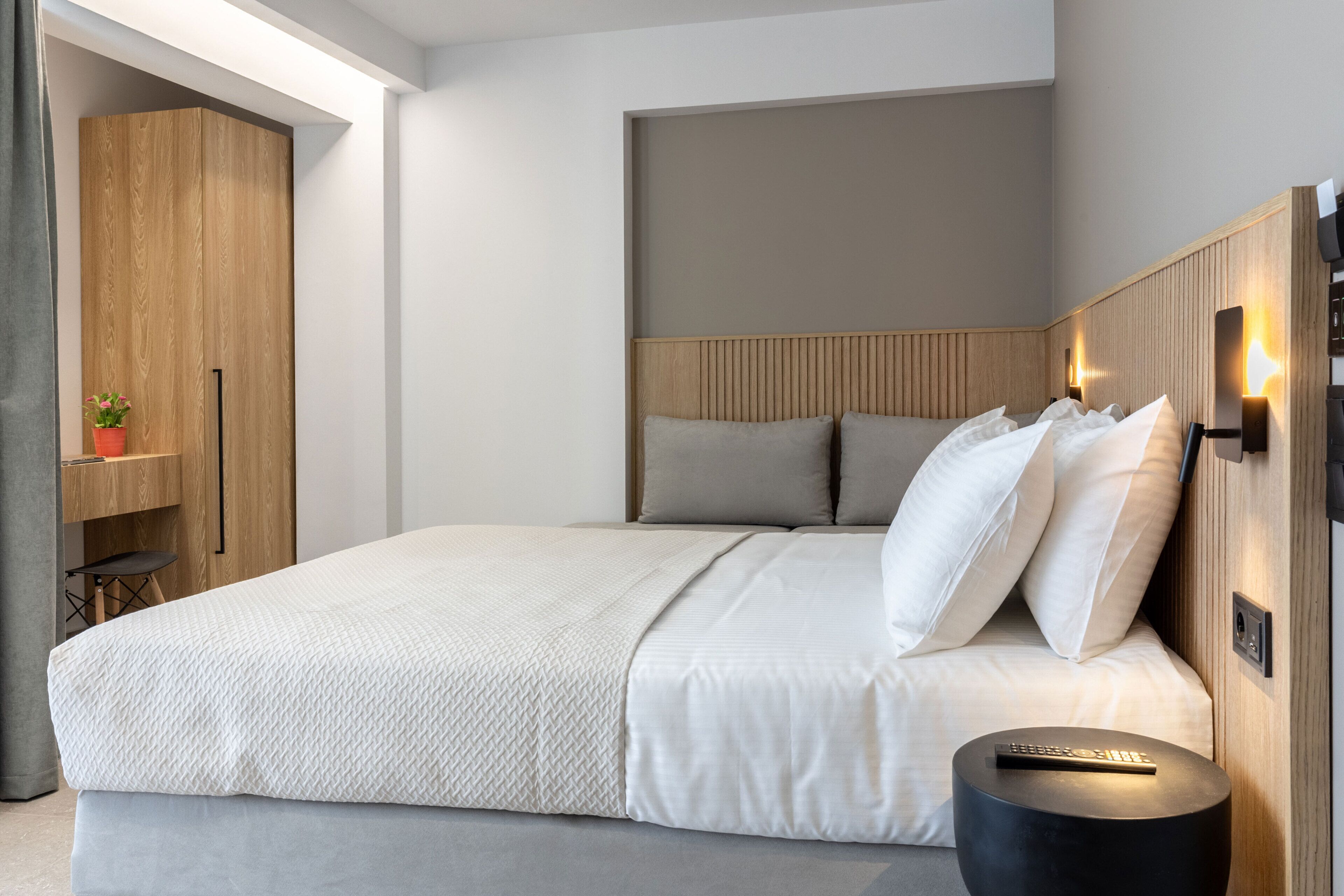 Habitación estándar doble, balcón | Minibar, tabla de planchar con plancha, wifi gratis y ropa de cama
