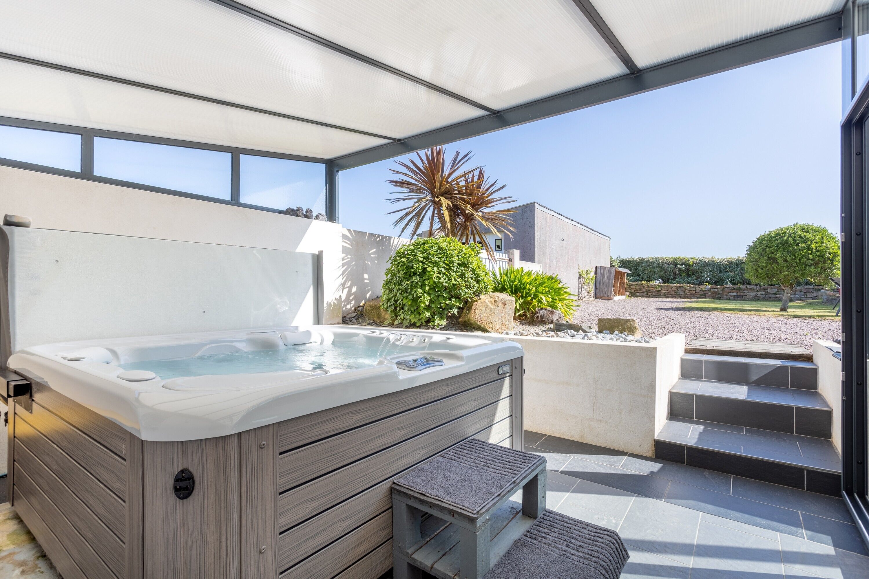 Outdoor spa tub