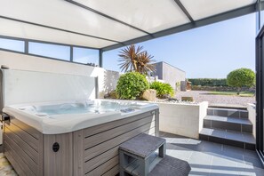 Outdoor spa tub - Holiday Home “Ty Béchal - Spa - Garden” with Private Terrace, Garden & Wi-Fi (Peumerit)