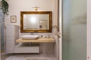 Shower, hair dryer, bidet, towels - Arena - Center Luxury Apartment (Verona)
