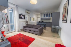 Living area - Cozy and modern apartment in Via Antonio Kramer, in the heart of Milan.It has two bedrooms, living room with sofa bed, equipped kitchen, balcony and private bathroom.Equipped with free WiFi, air conditioning, TV, dishwasher and washing machine.Located in (Milano)