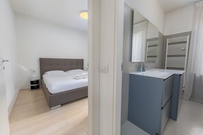 2 bedrooms, iron/ironing board, bed sheets - Cozy and modern apartment in Via Antonio Kramer, in the heart of Milan.It has two bedrooms, living room with sofa bed, equipped kitchen, balcony and private bathroom.Equipped with free WiFi, air conditioning, TV, dishwasher and washing machine.Located in (Milano)