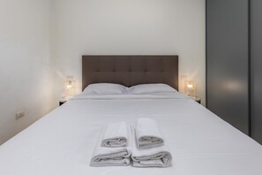 2 habitaciones, tabla de planchar con plancha y ropa de cama 