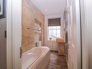 Cottage | Bathroom - Stylish Town Apartment (Ross-on-Wye)