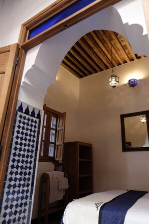 Room - Stay in the heart of the ancient Fes Medina. In a restored 400 years old house. (Fes)
