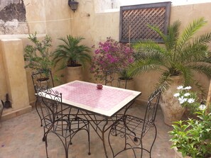 Outdoor dining - Stay in the heart of the ancient Fes Medina. In a restored 400 years old house. (Fes)