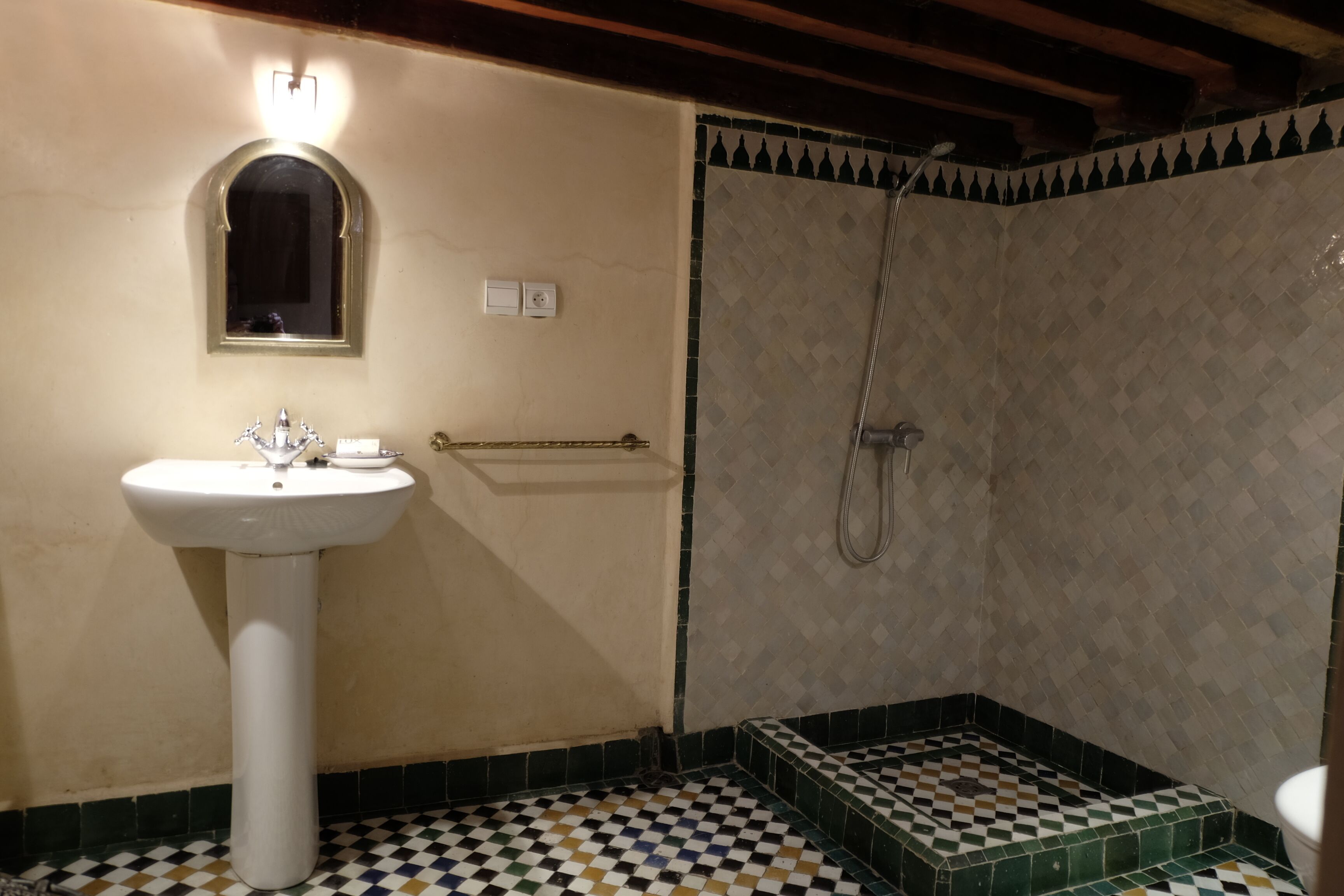 Douche, sèche-cheveux, serviettes fournies, savon