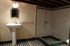 Bathroom - Stay in the heart of the ancient Fes Medina. In a restored 400 years old house. (Fes)