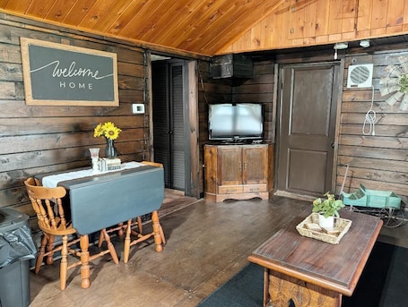 Interior. Country View Cabin: Wi-Fi, U-Driveway. Garage. Mins to lake/trails. Relaxation.